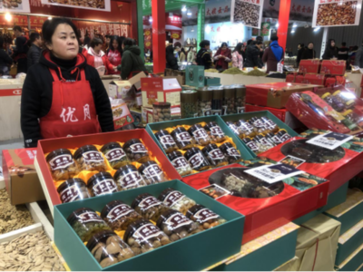 土味兒洋味兒齊上陣，年貨節休閑食品銷售井噴